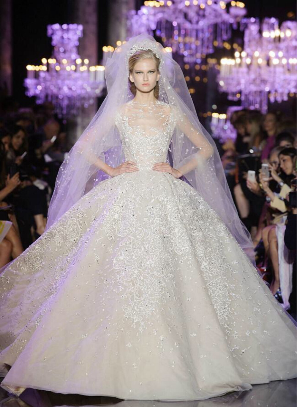 原谅捧花的我盛装出席却只为献礼—ELIE SAAB 艾莉.萨博婚纱系列 服饰风尚 新娘 婚纱礼服