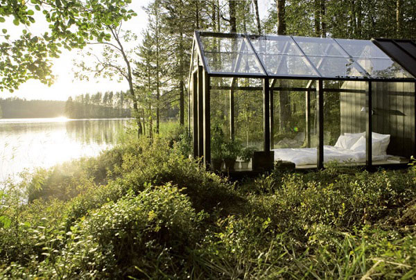 这个外观十分通透的玻璃小屋（Green Shed）由芬兰建筑工作室 Avanto 设计，生产方是从事农业和园艺事业的 Kekkilä Group 公司。 Green Shed 采用芬兰木材和加强型安全玻璃建成，包括收藏和温室两部分，是一个理想的储物和植物培育空间。尽管这个小屋采用预制构建的模式，但其仍有多个可供调整的独立模块，方便用户根据需求来定制不同的结构和功能。比如这个来自 Kekkilä 官方的示例，将其转变为一个与周围植物树木融为一体的湖畔卧室。 Green Shed 是 Avanto 为 Kekkilä 设计的多个项目之一，此外还有花园搁架和一个很有吸引力的温室橱窗。