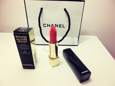 #安利好货# Chanel Rouge Allure Velvet 46。颜色真的超美！很日常。唯一的缺点就是非常干?。?！一定要做好打底工作！