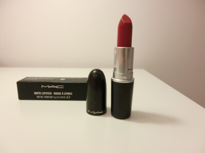 #安利好货# MAC Russian Red。很复古的颜色。是那种较暗的正红色。感觉有点偏成熟。缺点很干，一定要做好打底工作！