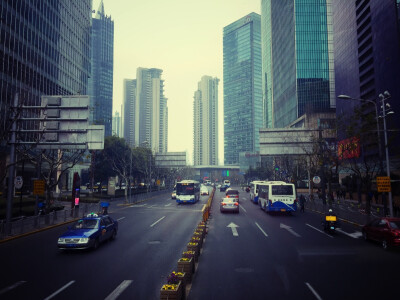 上海 旅行 街道 坐在红色的观光巴士上，即使是阴天，心情也特别好～