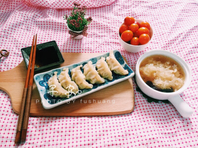 7 ：银耳养生汤+煎饺+小番茄 [养生汤材料包括：银耳、干贝、皂角米、桃胶、红枣]