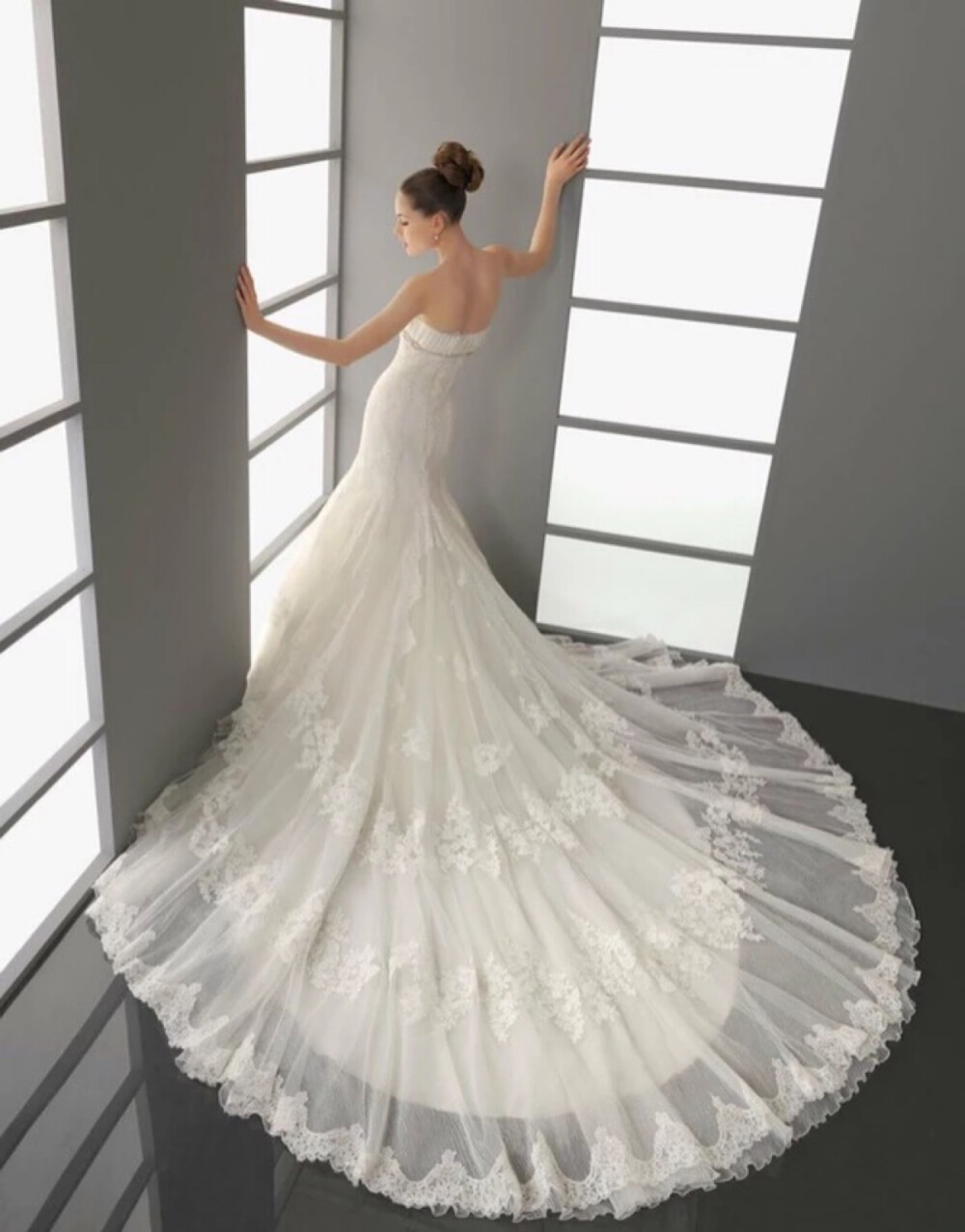 原谅捧花的我盛装出席却只为献礼婚纱礼服服饰风尚拖尾婚纱白纱