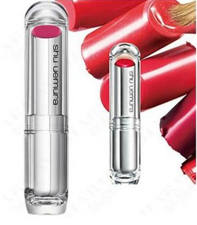 Shu uemura 色款：RD170# 2563日元 跟CHANEL有些类似，但是质地要更水润更透。发色更加实一些，蓝色偏光更明显。 因为质地比较水润比较透，所以每个人上嘴的效果差异就会很大了。