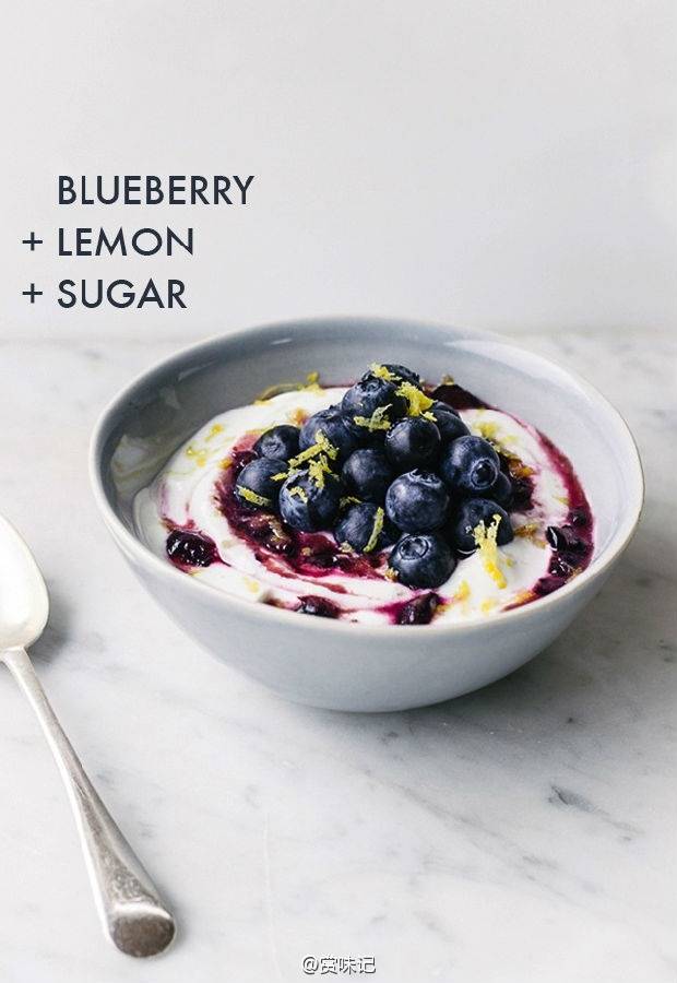 【蓝莓酸奶】 食材 1新鲜蓝莓 2蓝莓酱 3酸奶 酸奶上铺上蓝莓 淋上蓝莓酱 一道拥有视觉和味觉的 小甜点就完成啦