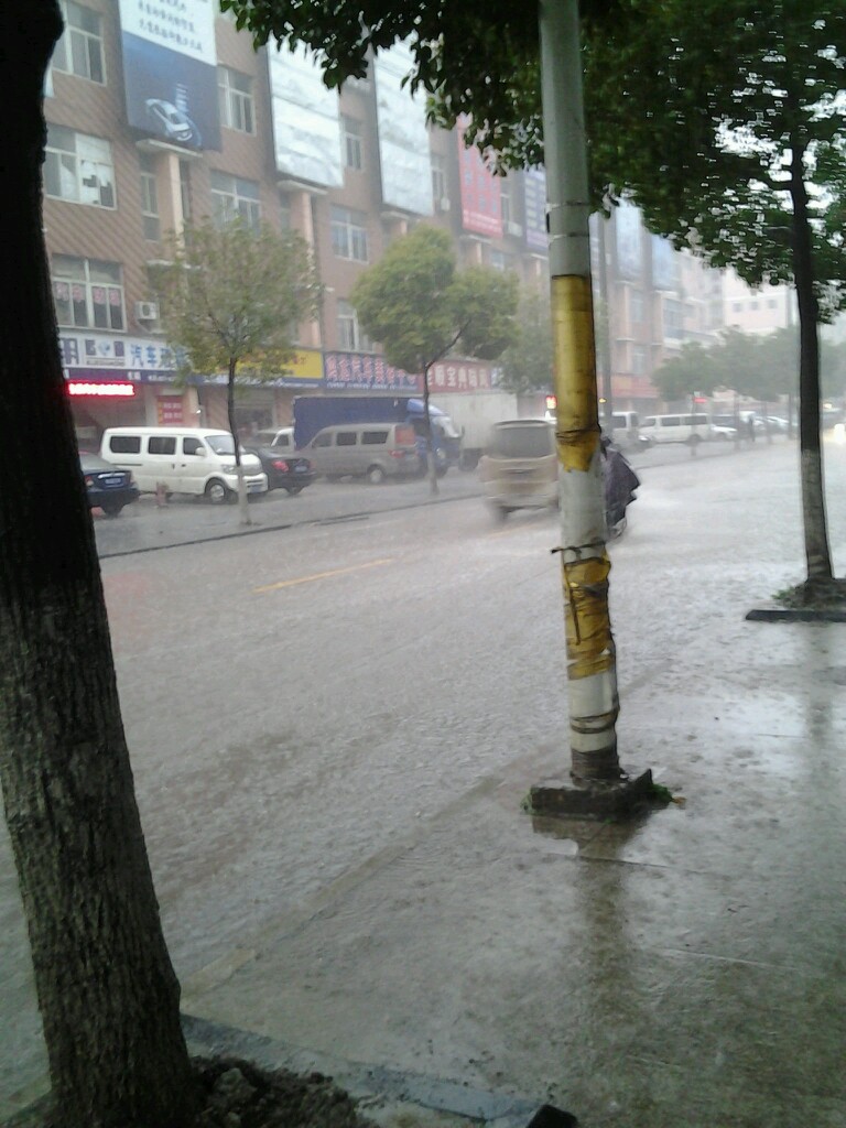 今天好大的雨，成了落汤鸡，去上班又返回宿舍换衣服，悲伤逆流成河！