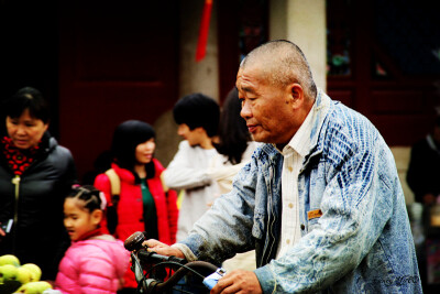 开元寺：在开元寺对面等菜菜的时候~拍了很多经过的人的特写，这是最喜欢的一个。一看就是个可爱的老人，以及牛仔色的外套，还挺时尚。