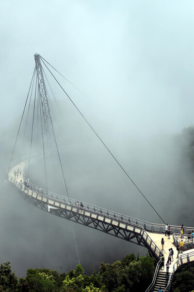 Langkawi Sky Bridge,Malaysia。兰卡威天空之桥位于马来西亚兰卡威群岛，总长125米，桥形呈圆弧状，主体由钢材料构成。特别让人觉得惊讶的是，这么个又大又重的“钢架”居然只用了一根支柱来支撑，支柱高87米，被固…