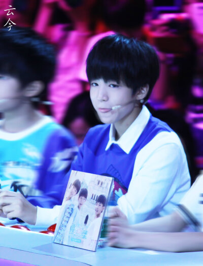 #王俊凯# #TFBOYS王俊凯# 140828年代秀 cr：嘿哟哟哟哟哒哒