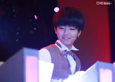 #王俊凯# #TFBOYS王俊凯# 140828年代秀 cr：-K-OneShot