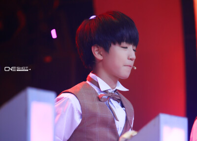 #王俊凯# #TFBOYS王俊凯# 140828年代秀 cr：-K-OneShot