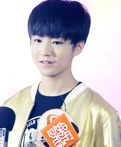 #王俊凯# #TFBOYS# 140904湖南台中秋晚会录制 cr：logo