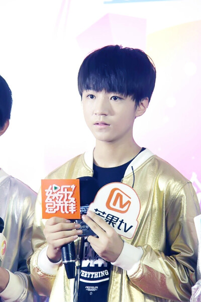 #王俊凯# #TFBOYS# 140904湖南台中秋晚会录制 cr：logo