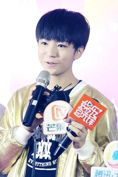 #王俊凯# #TFBOYS# 140904湖南台中秋晚会录制 cr：logo