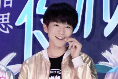 #王俊凯# #TFBOYS# 140904湖南台中秋晚会录制 cr：logo