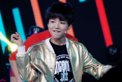 #王俊凯# #TFBOYS# 140904湖南台中秋晚会录制 cr：logo