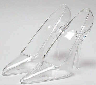 灰姑娘的透明水晶鞋。电影与服装设计——灰姑娘系列。