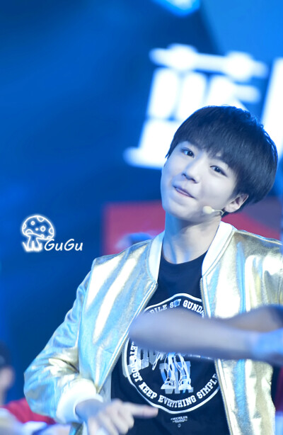 #王俊凯# #TFBOYS# 140904湖南台中秋晚会录制 cr：GuGu