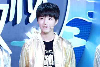 #王俊凯# #TFBOYS# 140904湖南台中秋晚会录制 cr：ByKiraly