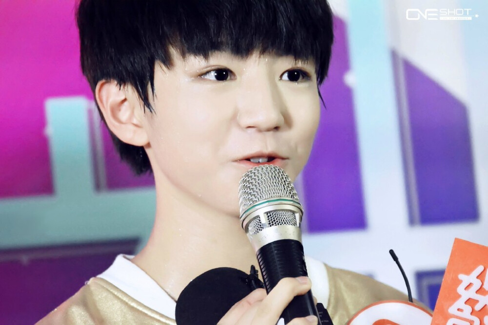 #王俊凯# #TFBOYS# 140904湖南台中秋晚会录制 cr：-K-OneShot