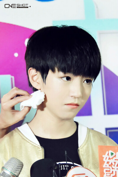 #王俊凯# #TFBOYS# 140904湖南台中秋晚会录制 cr：-K-OneShot