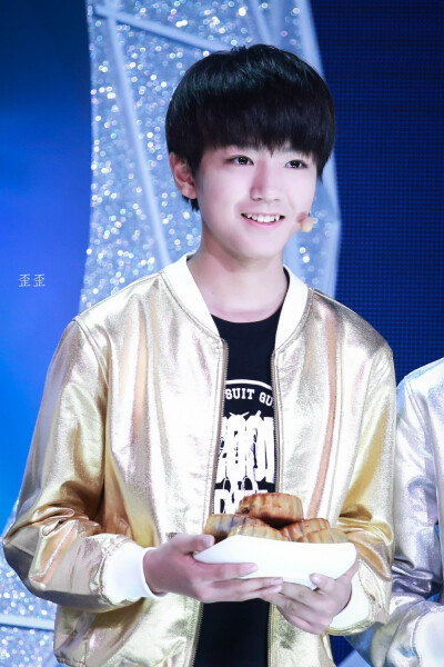 #王俊凯# #TFBOYS# 140904湖南台中秋晚会录制 cr：歪歪