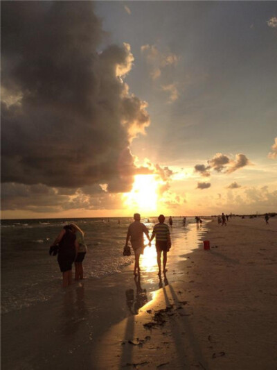 有一天我们可不可以如此幸福。夕阳红。