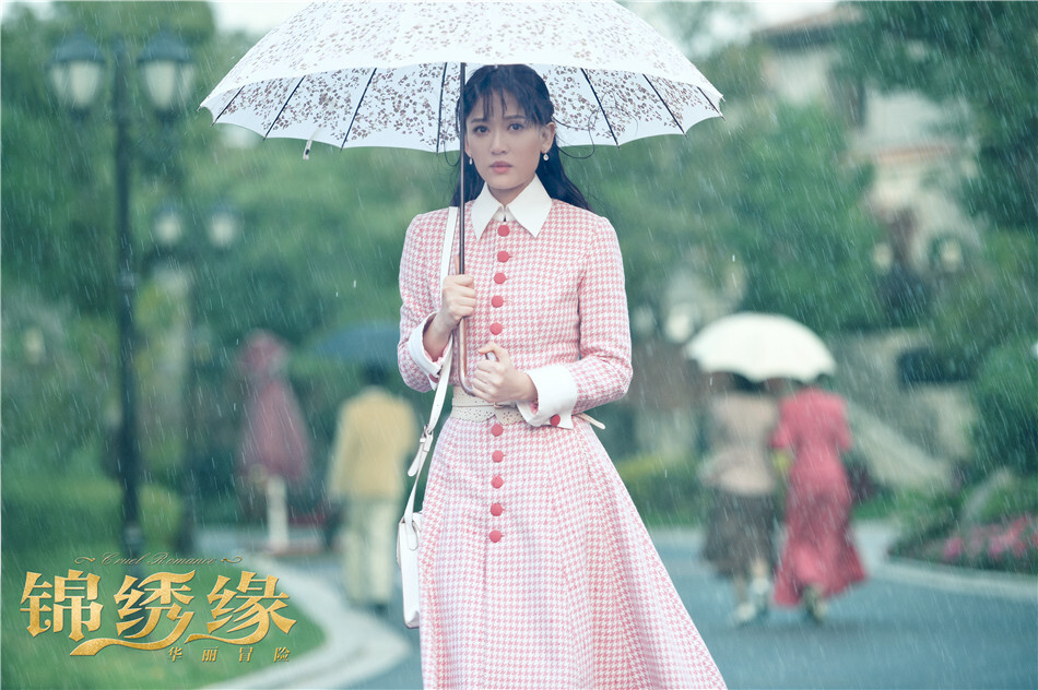 《锦绣缘之华丽冒险》主演: 黄晓明 / 陈乔恩 / 乔任梁 / 谢君豪 / 戚迹，讲述了男主角“乱世枭雄”左震（黄晓明饰）与女主角“草根女”荣锦绣（陈乔恩饰）相识、相知，误会重重又百转千回的故事。