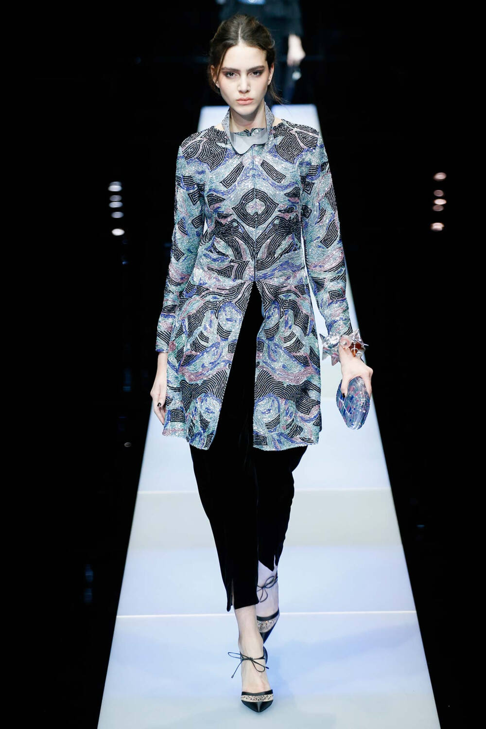 Giorgio Armani2015秋冬系列 巴黎时装周 米兰时装周1975年由时尚设计大师乔治·阿玛尼（Giorgio Armani）创立于意大利米兰，乔治·阿玛尼是在美国销量最大的欧洲设计师品牌，他以使用新型面料及优良制作而闻名。