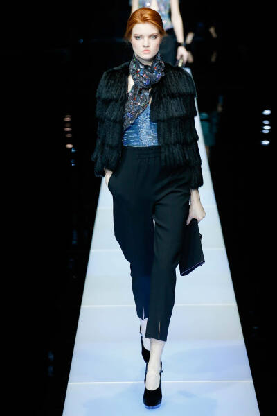 Giorgio Armani2015秋冬系列 巴黎时装周 米兰时装周1975年由时尚设计大师乔治·阿玛尼（Giorgio Armani）创立于意大利米兰，乔治·阿玛尼是在美国销量最大的欧洲设计师品牌，他以使用新型面料及优良制作而闻名。