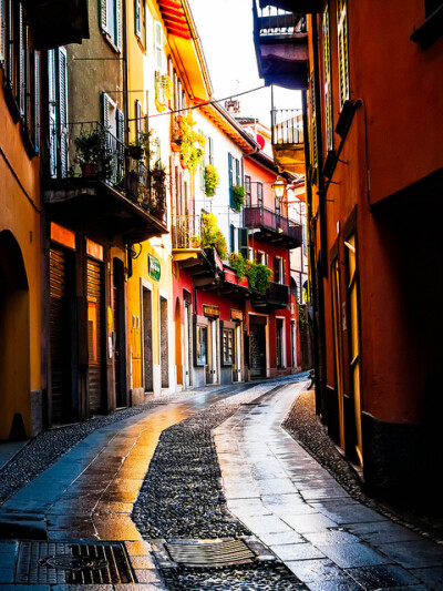 Bellagio, Lake Como, Italy. 意大利科莫湖贝拉焦(碧堤半岛)，是科莫湖的明珠，也是很多游客游意大利湖区必去的小镇。贝拉焦是一个梦一般的佳境，它掩映在俯瞰科莫湖两处水湾的起伏不平的岬角上。其名称来自意大利语…