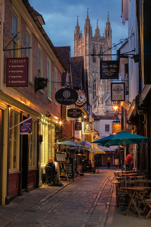 All Saints Lane, Canterbury, Kent, England, UK (by Slawek)。英格兰肯特郡坎特伯雷市。坎特伯雷市位于英国英格兰东南区域的肯特郡，是英国重要的宗教城市，是坎特伯雷大主教的所在地。 坎特伯雷是一个气氛友善、热情的小型中古世纪城市，数百年来一直是肯特郡（位于英格兰东南方）的商业和文化中心，亦是中世纪英国国教的圣地。漫步于坎特伯雷的古老街道和散步道上，到处可见琳琅满目的手工艺品店、旧书店、英国传统酒馆以及餐馆，市区内也有现代化的购物商店街。