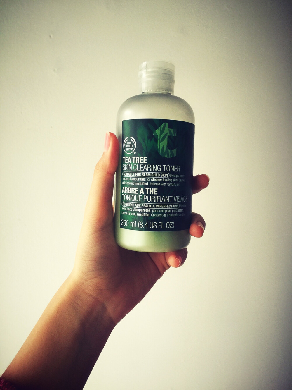 #THE BODY SHOP#TEA TREE SKIN CLEARING TONER茶树水 它家茶树系列有不少好评 这个我是第一次用 学生党来回于南方北方之间每次折腾都会爆一脸痘 这次用它之后感觉稳定了很多 一开始用的时候会觉得脸上辣辣的 但是是属于正常现象 湿敷的话也属于清洁面膜 所以不能常用 但是用化妆棉做二次清洁用还是很好的～