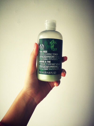 #THE BODY SHOP#TEA TREE SKIN CLEARING TONER茶树水 它家茶树系列有不少好评 这个我是第一次用 学生党来回于南方北方之间每次折腾都会爆一脸痘 这次用它之后感觉稳定了很多 一开始用的时候会觉得脸上辣辣的 但是是…