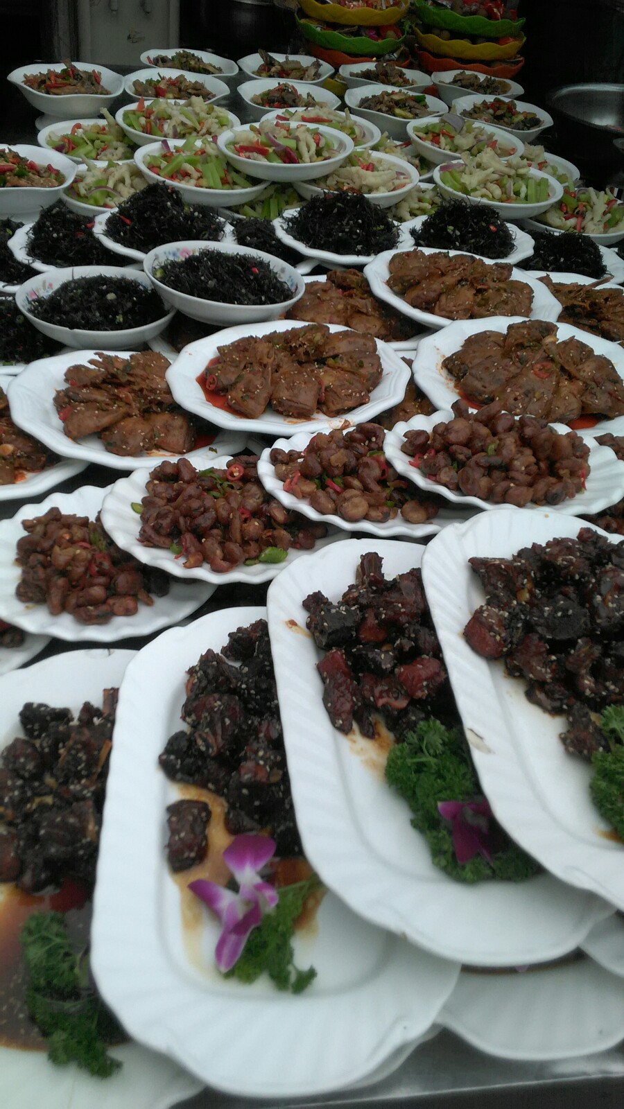 石孟灵家宴服务队承接各种高中低餐标的宴席，有打折哦！