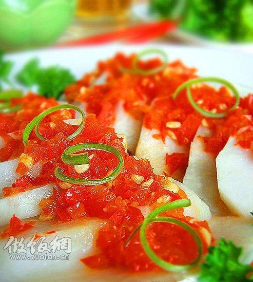  这次给大家推荐的这款剁椒芋头可谓是一款正宗地道传统的湖湘名菜，采用了芋头和剁椒一起蒸的方法制成。芋头本身就散发着一股清香的味道，再搭配起鲜辣爽口的剁椒一起蒸制，两者食材的味道互相融合，让人吃起来感觉特别开胃爽口，非常值得大家一试哦。 温馨提示： 如果实在买不到剁椒，也可以用泡椒来代替哦。 主料 芋头 300克 辣椒 100克 泡椒 50克 辅料 鸡精 5克 香油 5克 1 红尖椒洗净，切成0.3厘米的小段备用 2 将小芋头用清水洗净，用削皮刀把表皮削掉 3 把小芋头切成小块（比大拇指大点就可以了） 4 取一个碗，把芋头块放进碗里，在上面先撒上少许鸡精、剁椒，再在剁椒的上面撒上红尖椒段 5