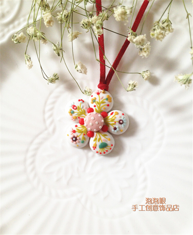 软陶首饰DIY 纯手工制作创意花瓣形吊坠 项链 泡泡眼 毛衣链 http://item.taobao.com/item.htm?spm=a1z10.5-c.w4002-10317550068.17.2lQz2y&amp;amp;id=44205810119