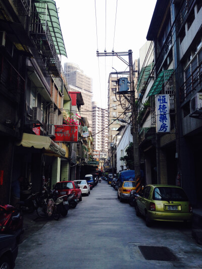 #压马路猜城市#不起眼巷子，雨夜静听闽南老歌