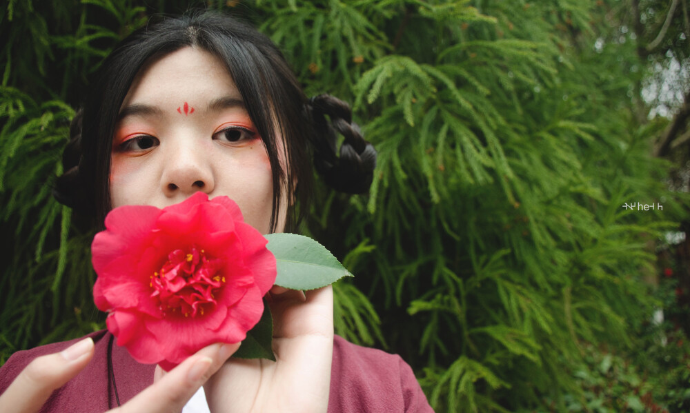 艳色天下重，西施宁久微。 朝为越溪女，暮作吴宫妃。 贱日岂殊众，贵来方悟稀。 邀人傅脂粉，不自著罗衣