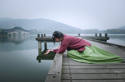 一枝红艳露凝香 云雨巫山枉断肠 借问汉宫谁得似 可怜飞燕倚新妆