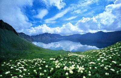 长白山风光，路线：从吉林市出发坐火车或汽车到二道白河，到当地乘车上山。最佳时间：春节前后。