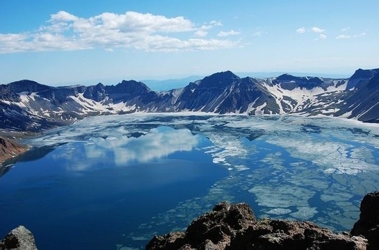 长白山风光，路线：从吉林市出发坐火车或汽车到二道白河，到当地乘车上山。最佳时间：春节前后。