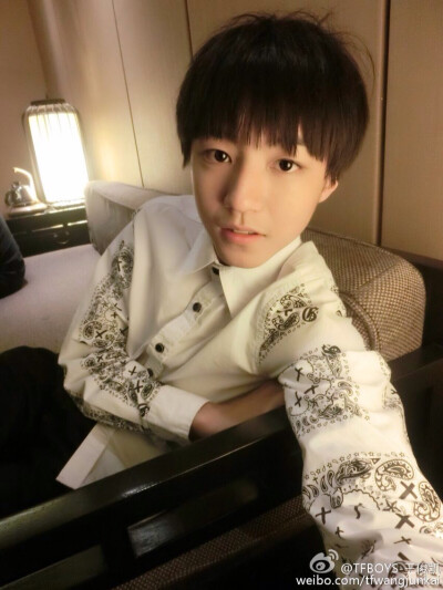 #王俊凯##TFBOYS王俊凯#王俊凯王俊凯王俊凯。小凯更博啦！！这些自拍简直帅到没朋友！！！啊！我亲爱的少年！！愿你平安喜乐，一世无忧！！！「图片来自小凯微博！！」