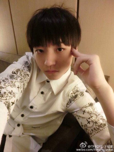 #王俊凯##TFBOYS王俊凯#王俊凯王俊凯王俊凯。小凯更博啦！！这些自拍简直帅到没朋友！！！啊！我亲爱的少年！！愿你平安喜乐，一世无忧！！！「图片来自小凯微博！！」