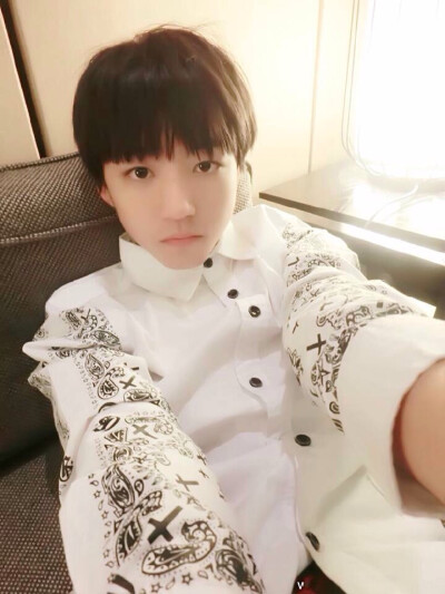 #王俊凯##TFBOYS王俊凯#王俊凯王俊凯王俊凯。小凯更博啦！！这些自拍简直帅到没朋友！！！啊！我亲爱的少年！！愿你平安喜乐，一世无忧！！！然后去水印调色调版本「图片来自微博用户嘿哟哟哟哟哒哒，侵删」