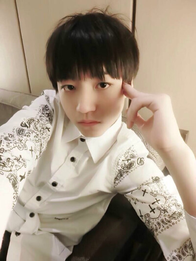 #王俊凯##TFBOYS王俊凯#王俊凯王俊凯王俊凯。小凯更博啦！！这些自拍简直帅到没朋友！！！啊！我亲爱的少年！！愿你平安喜乐，一世无忧！！！然后去水印调色调版本「图片来自微博用户嘿哟哟哟哟哒哒，侵删」