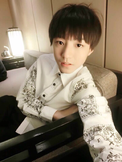 #王俊凯##TFBOYS王俊凯#王俊凯王俊凯王俊凯。小凯更博啦！！这些自拍简直帅到没朋友！！！啊！我亲爱的少年！！愿你平安喜乐，一世无忧！！！然后去水印调色调版本「图片来自微博用户嘿哟哟哟哟哒哒，侵删」