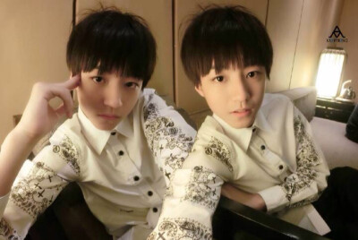 两只合照。#王俊凯##TFBOYS王俊凯#王俊凯王俊凯王俊凯。小凯更博啦！！这些自拍简直帅到没朋友！！！啊！我亲爱的少年！！愿你平安喜乐，一世无忧！！！然后去水印调色调版本「图片来自微博KARRYKING_K凯站，侵删」