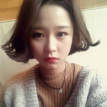 短发女孩也可以性感可爱