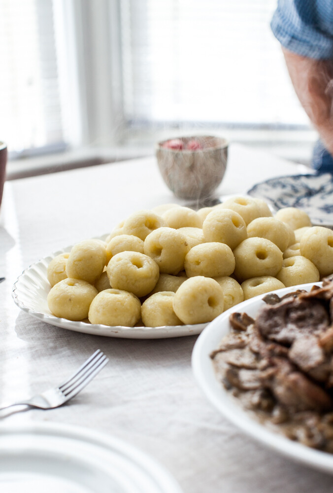 2）.Dobre, po polskie: hipsterskie kluskie śląskie z sosem grzybowym i smażoną wieprzowiną.（大图）